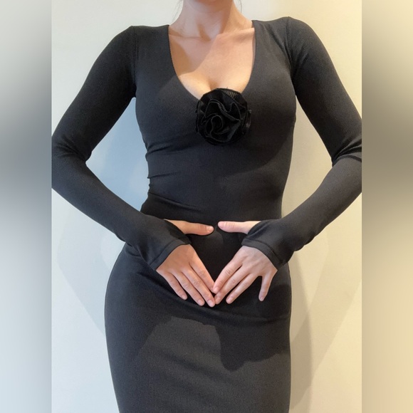 WISKII Active FLORAL V-NECK LONG-SLEEVE DRESS (Black, Size Small) - Picture 7 of 12